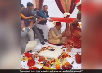 In Wedding Ceremony All The Guests Fell On The Bride And Groom, People Said – Very Stupid Custom See Viral Video – शादी की रस्म के बीच हुआ कुछ ऐसा, धड़-धड़ाकर दूल्हा-दुल्हन के ऊपर गिरे सभी मेहमान, लोग बोले- बड़ा बेहूदा रिवाज़ है