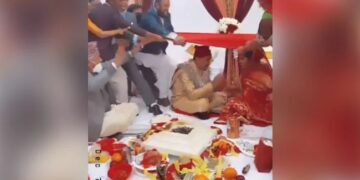 In Wedding Ceremony All The Guests Fell On The Bride And Groom, People Said – Very Stupid Custom See Viral Video – शादी की रस्म के बीच हुआ कुछ ऐसा, धड़-धड़ाकर दूल्हा-दुल्हन के ऊपर गिरे सभी मेहमान, लोग बोले- बड़ा बेहूदा रिवाज़ है