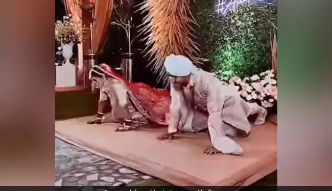 Bride And Groom Do Pushups Together On Stage At Wedding People Said Strongest Fittest Couple – फिटनेस कोच दुल्हन ने स्टेज पर दूल्हे के साथ किए Push Ups, लोग बोले- सबसे मजबूत जोड़ी