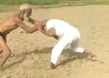Funny Video Of Two Old Men Went Viral On Social Media – दो बुजुर्गों की लड़ाई को देखने के बाद लोगों ने कहा