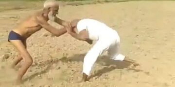 Funny Video Of Two Old Men Went Viral On Social Media – दो बुजुर्गों की लड़ाई को देखने के बाद लोगों ने कहा