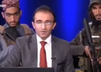 This Afghanistan News Anchor Reading News On Gunpoint, Video Went Viral On Social Media – अफगानिस्तान में कनपट्टी पर तनी बन्दूक के साथ ख़बर पढ़ रहे इस न्यूज़ एंकर ने कहा