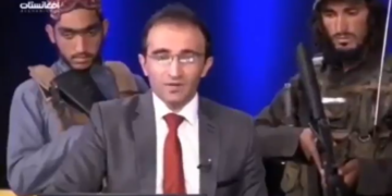 This Afghanistan News Anchor Reading News On Gunpoint, Video Went Viral On Social Media – अफगानिस्तान में कनपट्टी पर तनी बन्दूक के साथ ख़बर पढ़ रहे इस न्यूज़ एंकर ने कहा
