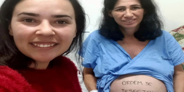 Woman, 53, Gives Birth To Her Own GRANDDAUGHTER After Doctors Tell Daughter Pregnancy Could Kill Her Viral News – अपनी बीमार बेटी की ख़ुशी के लिए मां ने अपनी नातीन को दिया जन्म, दुनिया ने कहा