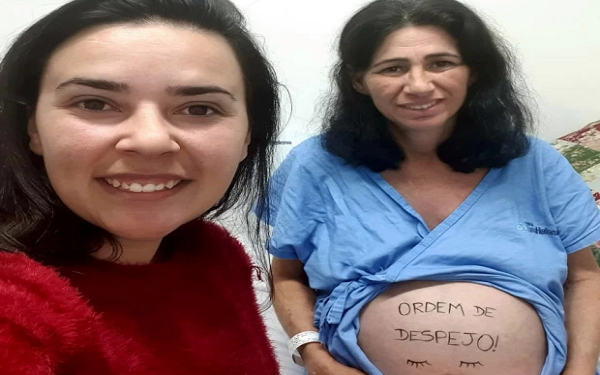 Woman, 53, Gives Birth To Her Own GRANDDAUGHTER After Doctors Tell Daughter Pregnancy Could Kill Her Viral News – अपनी बीमार बेटी की ख़ुशी के लिए मां ने अपनी नातीन को दिया जन्म, दुनिया ने कहा