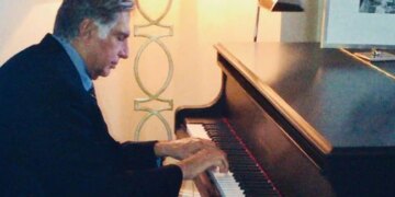 Ratan Tata Photo With Piano Goes Viral On Social Media People Gave Reactions See Viral Photo – 83 साल की उम्र में दोबारा पियानो बजाना सीख रहे हैं रतन टाटा, फोटो शेयर कर बोले