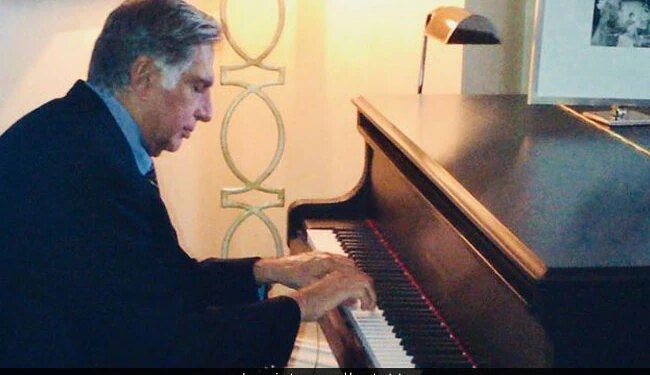 Ratan Tata Photo With Piano Goes Viral On Social Media People Gave Reactions See Viral Photo – 83 साल की उम्र में दोबारा पियानो बजाना सीख रहे हैं रतन टाटा, फोटो शेयर कर बोले