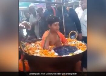 Child Sitting In Boiling Water Shocking Video Goes Viral On Social Media – खौलते हुए पानी से भरी कड़ाही में ध्यान लगाकर बैठ गया बच्चा, Video देख खड़े हो जाएंगे रोंगटे, लोग बोले