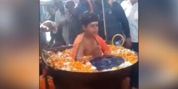 Child Sitting In Boiling Water Shocking Video Goes Viral On Social Media – खौलते हुए पानी से भरी कड़ाही में ध्यान लगाकर बैठ गया बच्चा, Video देख खड़े हो जाएंगे रोंगटे, लोग बोले