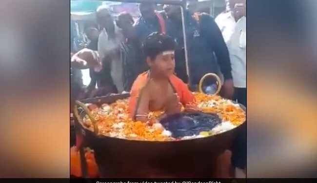 Child Sitting In Boiling Water Shocking Video Goes Viral On Social Media – खौलते हुए पानी से भरी कड़ाही में ध्यान लगाकर बैठ गया बच्चा, Video देख खड़े हो जाएंगे रोंगटे, लोग बोले