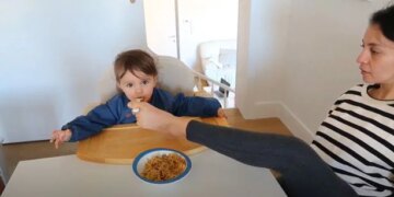 Mom Without Arms Is An Inspiration For Everyone Know The Full Details – हाथ नहीं होने के बावजूद अपने पैरों से बेटी का ध्यान रखती है ये मां, कहती है