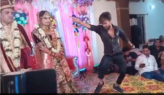 Viral Video Of Boy Dance On Stage Infront Of Bride And Groom On Salman Khan Song People Gave Hilarious Reaction On It – दूल्हा-दुल्हन के सामने स्टेज पर लड़का कर रहा था सलमान खान वाला डांस, करने लगा ऐसी हरकतें, देखते रह गए लोग