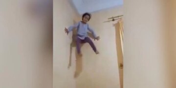 Girl Climbs Up Wall Like Spider Man People Amazed To See It Watch Viral Video – Spider Man की तरह दीवार पर चढ़ जाती है ये बच्ची, बिना डरे करती है खतरनाक स्टंट, लोग बोले