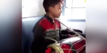Viral Video Little Boy Sings Badshah Song Abhi Toh Party Shuru Hui Hai While Playing Dholak Watch – बच्चे ने ढोलक बजाकर मज़ेदार अंदाज़ में गाया बादशाह का गाना ‘अभी तो पार्टी शुरु हुई है’, लोग बोले- इसके आगे सहदेव भी फेल
