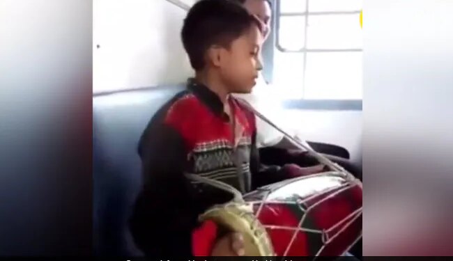 Viral Video Little Boy Sings Badshah Song Abhi Toh Party Shuru Hui Hai While Playing Dholak Watch – बच्चे ने ढोलक बजाकर मज़ेदार अंदाज़ में गाया बादशाह का गाना ‘अभी तो पार्टी शुरु हुई है’, लोग बोले- इसके आगे सहदेव भी फेल