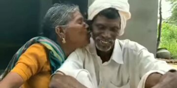 Dadi Kisses Dada In Cute Video Goes Viral Old Couple Video Instagram Reels See Viral Video – दादी ने बगल में बैठे दादा को चुपके से कर लिया Kiss, तो शरमा गए दादा, लोग बोले- सच्चा प्यार कभी खत्म नहीं होता