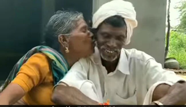 Dadi Kisses Dada In Cute Video Goes Viral Old Couple Video Instagram Reels See Viral Video – दादी ने बगल में बैठे दादा को चुपके से कर लिया Kiss, तो शरमा गए दादा, लोग बोले- सच्चा प्यार कभी खत्म नहीं होता