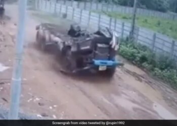 Truck Parts Continue To Roll On Road After Accident Watch Shocking Viral Video – सड़क पर जैसे ही पलटा सामान से लदा ट्रक, पलटते ही उड़ गया ट्रक का आधा हिस्सा, IPS बोला – शरीर छोड़कर चली गई आत्मा