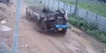 Truck Parts Continue To Roll On Road After Accident Watch Shocking Viral Video – सड़क पर जैसे ही पलटा सामान से लदा ट्रक, पलटते ही उड़ गया ट्रक का आधा हिस्सा, IPS बोला – शरीर छोड़कर चली गई आत्मा