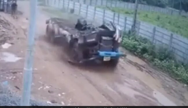 Truck Parts Continue To Roll On Road After Accident Watch Shocking Viral Video – सड़क पर जैसे ही पलटा सामान से लदा ट्रक, पलटते ही उड़ गया ट्रक का आधा हिस्सा, IPS बोला – शरीर छोड़कर चली गई आत्मा