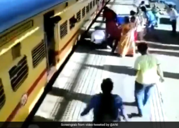 Passengers Saved A Woman From Falling Under A Moving Train At Vasai Road Railway Station