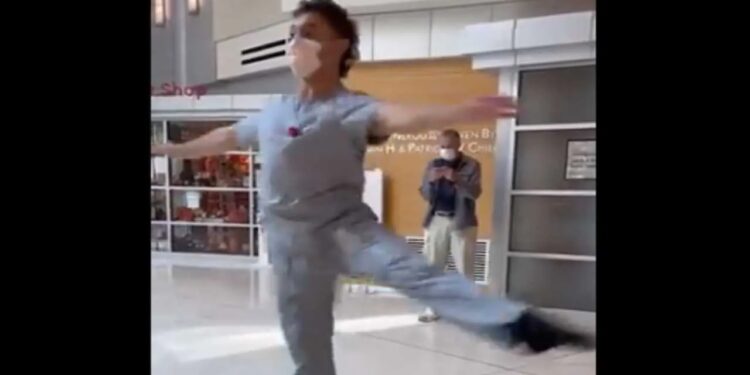 A Moment Of Pure Joy At University Of Utah Hospital Video Went Viral On Social Media – हॉस्पिटल में एक हेल्थ वर्कर ने किया कमाल का डांस, वीडियो देखकर लोगों ने कहा