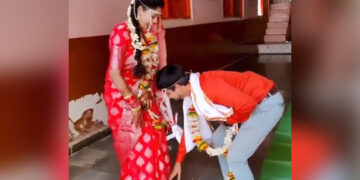 Groom Takes Brides Ashirwaad After Wedding Watch Viral Video – दूल्हे ने शादी के बाद लिया दुल्हन का आशीर्वाद, नीचे झुककर छुए दुल्हन के पैर, लोग बोले- दिल जीत लिया
