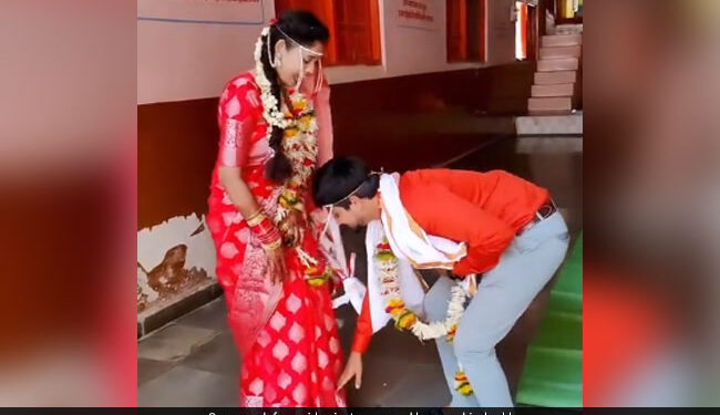 Groom Takes Brides Ashirwaad After Wedding Watch Viral Video – दूल्हे ने शादी के बाद लिया दुल्हन का आशीर्वाद, नीचे झुककर छुए दुल्हन के पैर, लोग बोले- दिल जीत लिया