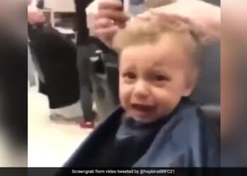 Baby Crying During His Haircut Then Barbers Sing To Make Him Feel Happy Viral Video – बाल कटवाते हुए रो रहा था बच्चा, तो उसे हंसाने के लिए सैलून वाले ने गाया मजेदार गाना, लोग बोले – So Sweet