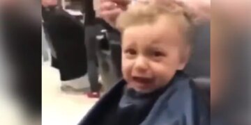 Baby Crying During His Haircut Then Barbers Sing To Make Him Feel Happy Viral Video – बाल कटवाते हुए रो रहा था बच्चा, तो उसे हंसाने के लिए सैलून वाले ने गाया मजेदार गाना, लोग बोले – So Sweet