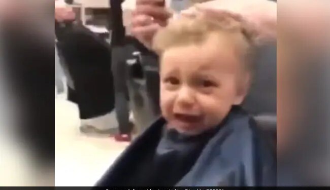 Baby Crying During His Haircut Then Barbers Sing To Make Him Feel Happy Viral Video – बाल कटवाते हुए रो रहा था बच्चा, तो उसे हंसाने के लिए सैलून वाले ने गाया मजेदार गाना, लोग बोले – So Sweet