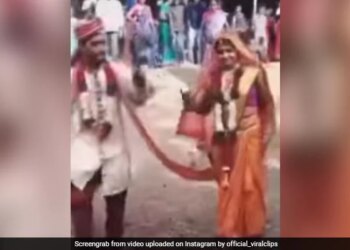 Groom And Bride Funny Dance After Wedding People Will Laugh After Watching See Funny Dance Video – दूल्हा-दुल्हन ने शादी के बाद किया धमकेदार डांस, कूद-कूदकर लगाए जबरदस्त ठुमके, लोग बोले- कंट्रोल नहीं कर पा रहे खुशी