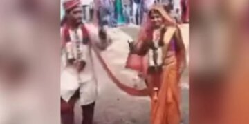 Groom And Bride Funny Dance After Wedding People Will Laugh After Watching See Funny Dance Video – दूल्हा-दुल्हन ने शादी के बाद किया धमकेदार डांस, कूद-कूदकर लगाए जबरदस्त ठुमके, लोग बोले- कंट्रोल नहीं कर पा रहे खुशी