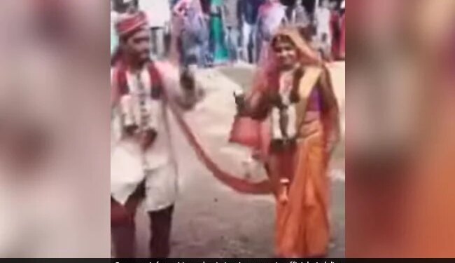 Groom And Bride Funny Dance After Wedding People Will Laugh After Watching See Funny Dance Video – दूल्हा-दुल्हन ने शादी के बाद किया धमकेदार डांस, कूद-कूदकर लगाए जबरदस्त ठुमके, लोग बोले- कंट्रोल नहीं कर पा रहे खुशी