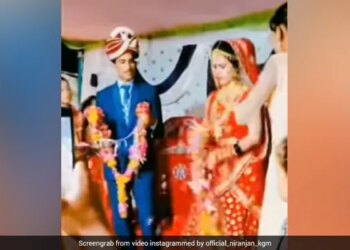 Viral Video Marriage Was Happening Without Consent See How Angry Bride Reacts On Jaimala Stage Watch Funny Video – बिना मर्जी के हो रही थी शादी, तो नाराज दुल्हन ने वरमाला के साथ किया ऐसा खिलवाड़, लोग बोले- ये नहीं टिकने वाली