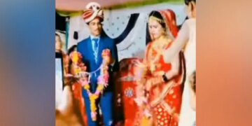 Viral Video Marriage Was Happening Without Consent See How Angry Bride Reacts On Jaimala Stage Watch Funny Video – बिना मर्जी के हो रही थी शादी, तो नाराज दुल्हन ने वरमाला के साथ किया ऐसा खिलवाड़, लोग बोले- ये नहीं टिकने वाली