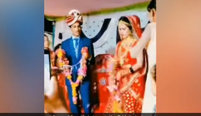 Viral Video Marriage Was Happening Without Consent See How Angry Bride Reacts On Jaimala Stage Watch Funny Video – बिना मर्जी के हो रही थी शादी, तो नाराज दुल्हन ने वरमाला के साथ किया ऐसा खिलवाड़, लोग बोले- ये नहीं टिकने वाली