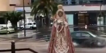 Giant Statue Moving Between The Vehicles On The Road Internet Amazed To See It Watch Viral Video – सड़क पर भरे पानी में गाड़ियों के बीच चलते हुए जा रही थी एक विशालकाय मूर्ति, लोगों ने कहा- ये तो चमत्कार है