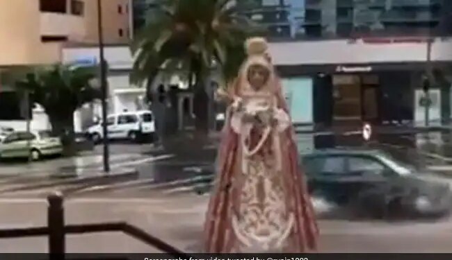 Giant Statue Moving Between The Vehicles On The Road Internet Amazed To See It Watch Viral Video – सड़क पर भरे पानी में गाड़ियों के बीच चलते हुए जा रही थी एक विशालकाय मूर्ति, लोगों ने कहा- ये तो चमत्कार है