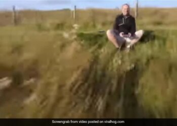 Man Flies Drone Suddenly Drone Collided On The Head Of The Man Watch Viral Video – शख्स मज़े से खेत में बैठकर उड़ा रहा था Drone, तभी हुआ कुछ ऐसा, तेजी से उड़ते हुए शख्स के ही सिर पर भिड़ गया ड्रोन