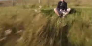 Man Flies Drone Suddenly Drone Collided On The Head Of The Man Watch Viral Video – शख्स मज़े से खेत में बैठकर उड़ा रहा था Drone, तभी हुआ कुछ ऐसा, तेजी से उड़ते हुए शख्स के ही सिर पर भिड़ गया ड्रोन