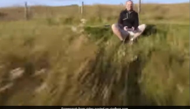 Man Flies Drone Suddenly Drone Collided On The Head Of The Man Watch Viral Video – शख्स मज़े से खेत में बैठकर उड़ा रहा था Drone, तभी हुआ कुछ ऐसा, तेजी से उड़ते हुए शख्स के ही सिर पर भिड़ गया ड्रोन