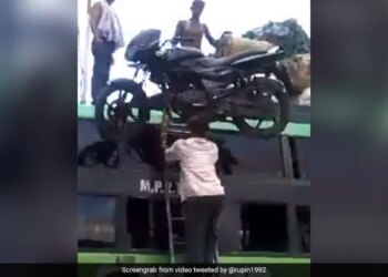 Person Amazing Jugaad To Get The Bike On The Bus Kept The Bike On His Head And Climbed Up Watch Video – बाइक को बस पर चढ़ाने के लिए शख्स ने किया गजब जुगाड़, सिर पर ऐसे रखी बाइक और लेकर चढ़ गया ऊपर