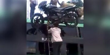 Person Amazing Jugaad To Get The Bike On The Bus Kept The Bike On His Head And Climbed Up Watch Video – बाइक को बस पर चढ़ाने के लिए शख्स ने किया गजब जुगाड़, सिर पर ऐसे रखी बाइक और लेकर चढ़ गया ऊपर