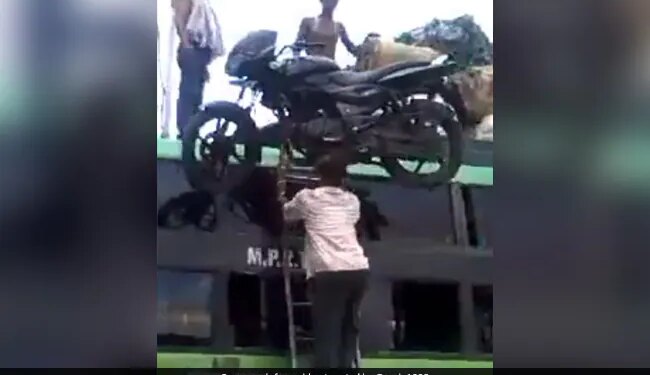 Person Amazing Jugaad To Get The Bike On The Bus Kept The Bike On His Head And Climbed Up Watch Video – बाइक को बस पर चढ़ाने के लिए शख्स ने किया गजब जुगाड़, सिर पर ऐसे रखी बाइक और लेकर चढ़ गया ऊपर