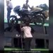 Person Amazing Jugaad To Get The Bike On The Bus Kept The Bike On His Head And Climbed Up Watch Video – बाइक को बस पर चढ़ाने के लिए शख्स ने किया गजब जुगाड़, सिर पर ऐसे रखी बाइक और लेकर चढ़ गया ऊपर