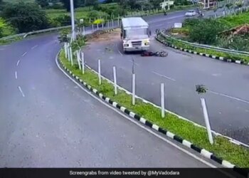 Biker Getting Trapped Under Bus Miraculously Escapes Unhurt In Gujarat Dahod Watch Shocking Viral Video – ओवरटेक करने के चक्कर में तेज रफ्तार बस के नीचे आ गया बाइक सवार, फिर हुआ चमत्कार, देखकर नहीं होगा यकीन