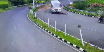 Biker Getting Trapped Under Bus Miraculously Escapes Unhurt In Gujarat Dahod Watch Shocking Viral Video – ओवरटेक करने के चक्कर में तेज रफ्तार बस के नीचे आ गया बाइक सवार, फिर हुआ चमत्कार, देखकर नहीं होगा यकीन