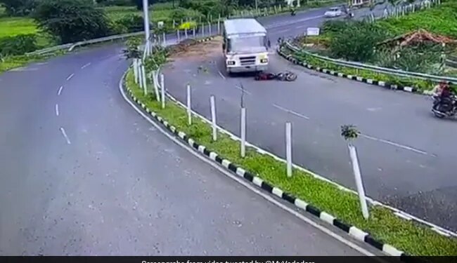 Biker Getting Trapped Under Bus Miraculously Escapes Unhurt In Gujarat Dahod Watch Shocking Viral Video – ओवरटेक करने के चक्कर में तेज रफ्तार बस के नीचे आ गया बाइक सवार, फिर हुआ चमत्कार, देखकर नहीं होगा यकीन