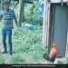 Chicken Attacked On Boy Who Teasing The Chicken With A Stick Watch Funny Video – लड़का डंडा लेकर मुर्गे को छेड़ रहा था, मुर्गे को आ गया गुस्सा, अचानक कर दिया हमला, लोग बोले- The Attack Of Chicken